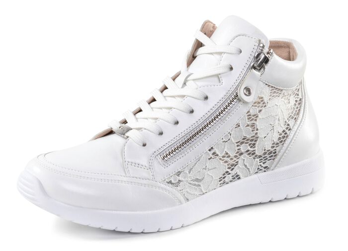 Skor med sn&ouml;rning 