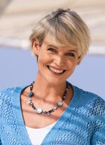 Halsband med olika smyckeselement 