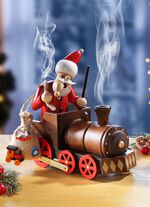 Tr&auml;figur av jultomten som r&ouml;ker 