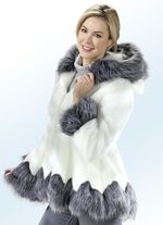 Jacka med l&aring;ngh&aring;riga fuskp&auml;lskanter 