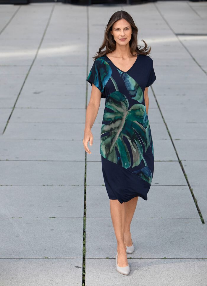 Kl&auml;nning med chiffongkant 