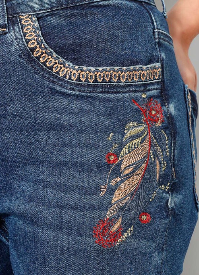 Jeans med vackra broderier i etnostil 