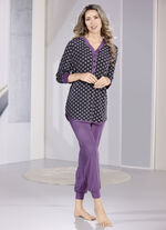 Pyjamas gjord av bomull, knappsl&aring; och muddar 