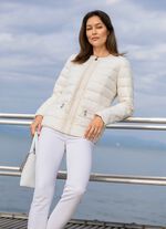 Jacka med dekorativ p&auml;rlkant 