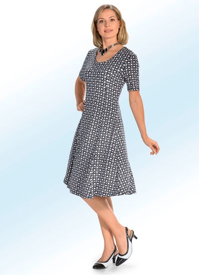 Kl&auml;nning i sv&auml;ngig dra-p&aring;-modell 