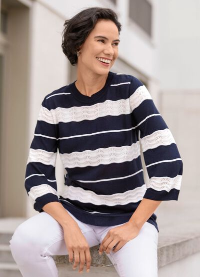 Tr&ouml;ja i mjuk finstickad stickning med diskret lyster 