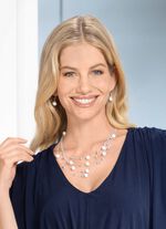 Smyckesset, 2 stycken, best&aring;ende av halsband och &ouml;ronkrokar 