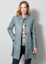 Kort skinnkappa med nedf&auml;llbar krage 