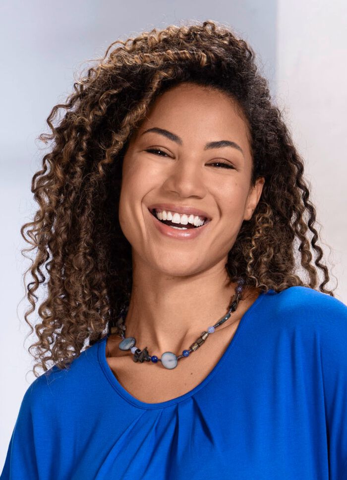 Halsband med olika smyckeselement 