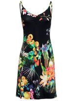 Klaus modellerar kl&auml;nning med spaghettiband och briljant f&auml;rgad design 