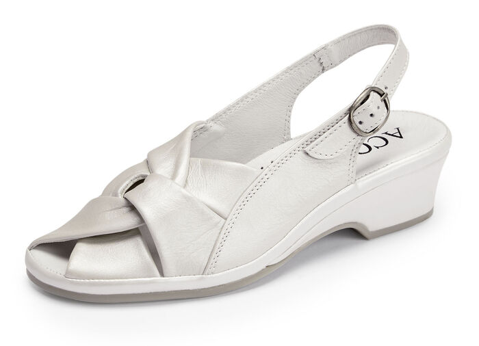 ELENA EDEN sandal gjord av skimrande nappaläder PÄRLVIT