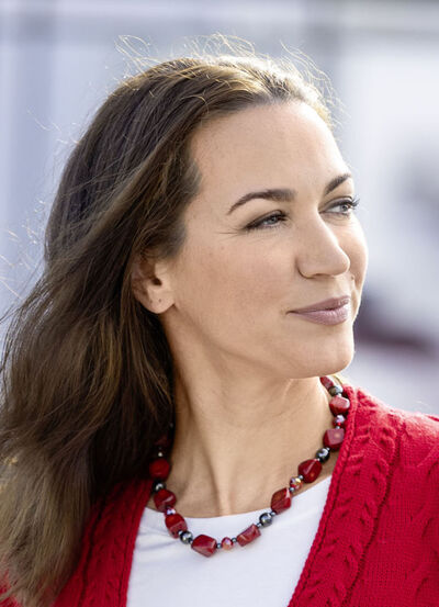 Halsband med smyckeselement 