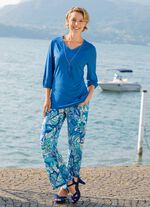 Skjorta med gl&auml;nsande kant i V-ringning i 2 f&auml;rger 