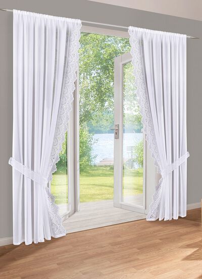 F&ouml;nsterdekoration med omsorgsfullt Plauener-broderi 