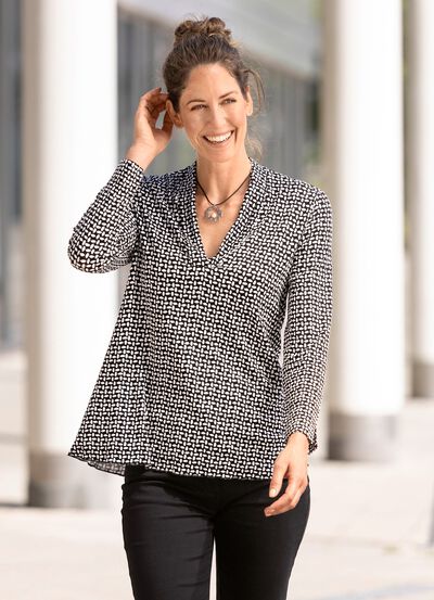 Skjorta i l&auml;tt utsv&auml;ngd form i 2 f&auml;rger 