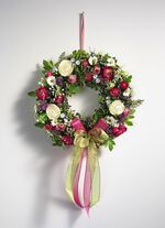 V&auml;ggkrans med ranunculus 