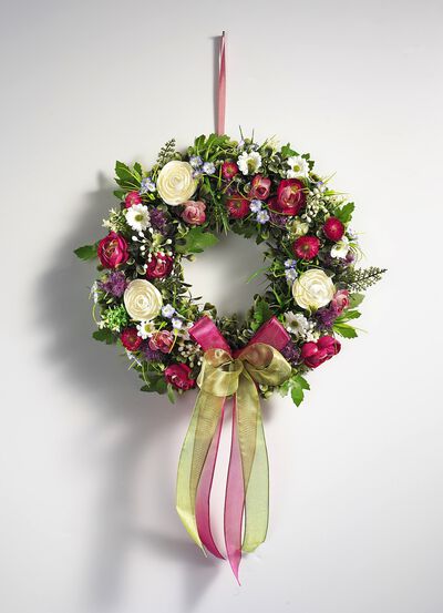 V&auml;ggkrans med ranunculus 