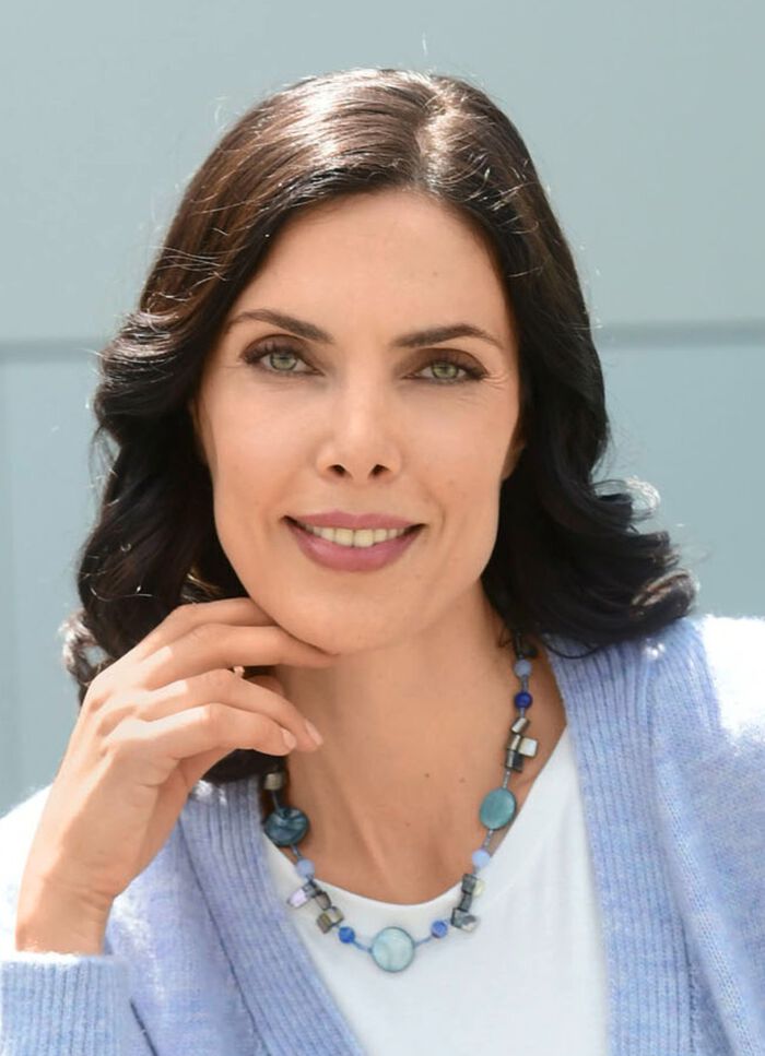 Halsband med olika smyckeselement 