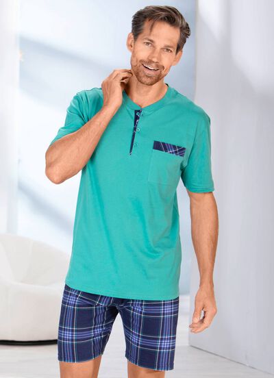 Shorty med knappsl&aring; och patchad br&ouml;stficka 