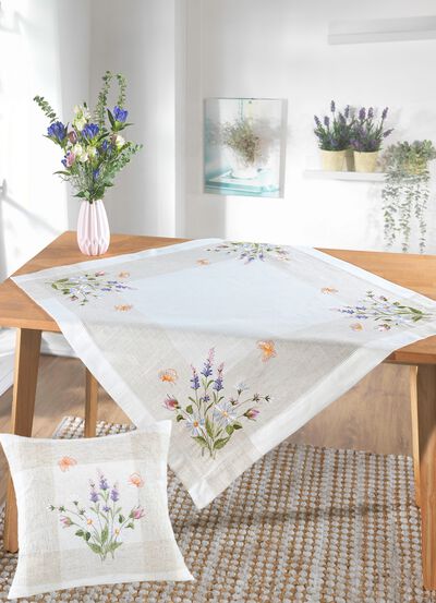 Bords- och rumsdekoration med blommig design 