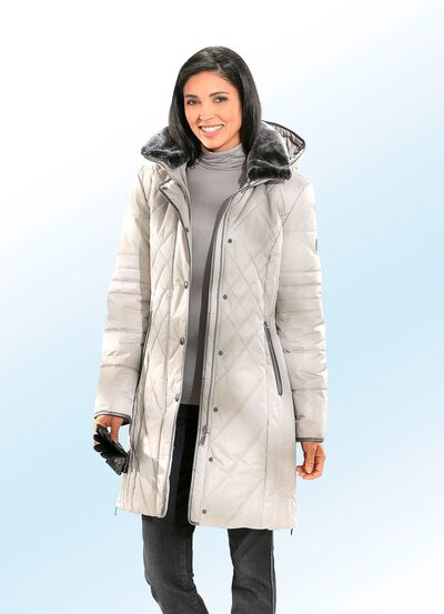 Funktionell kort kappa med kontrastfärgad piping i imiterat nappaläder 