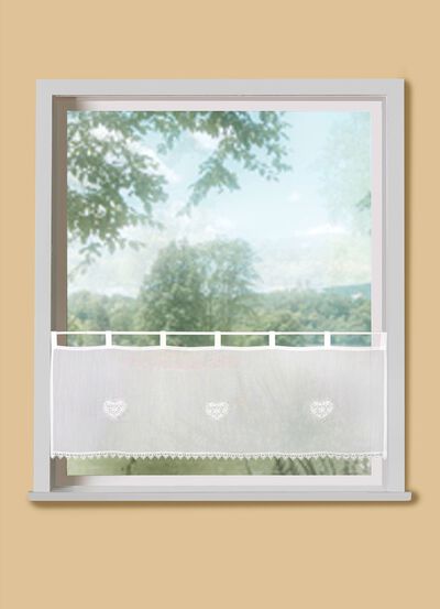 Korta persienner med virkade b&aring;rder 