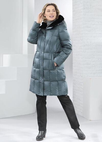 Kort dunjacka med fast huva  Kort dunjacka med fast huva