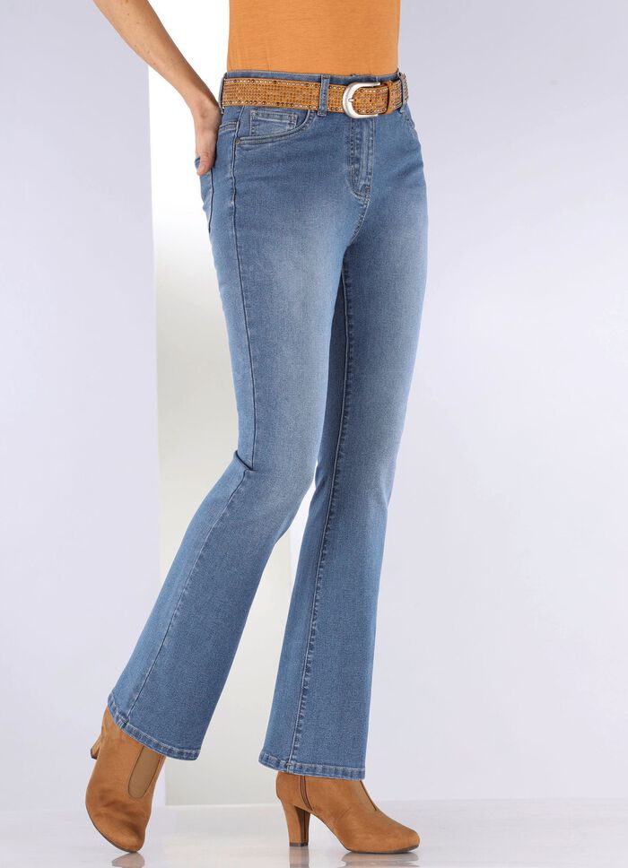 Jeans med l&auml;tt utsv&auml;ngda ben 