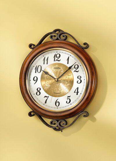 V&auml;ggklocka i nostalgisk design 