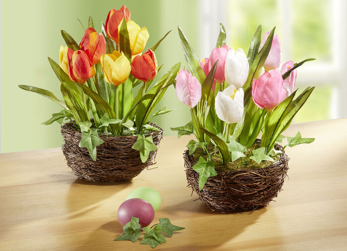 Tulpaner i en flätad korg ROSA-VIT