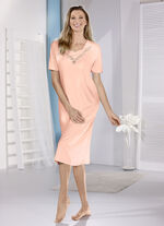 Vadlång nattlinne med broderad spetsinsats framtill vid halsringningen APRIKOS