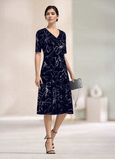 klänning med omlottmönster 