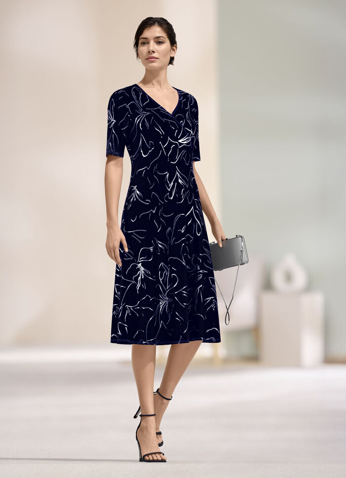 klänning med omlottmönster 