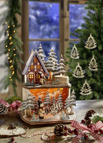 Upplyst vinterskogsscen 