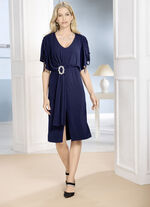 Klänning med dekorativt spänne 