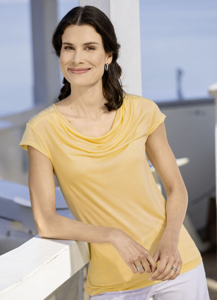 Skjorta med ovanlig halsringning 