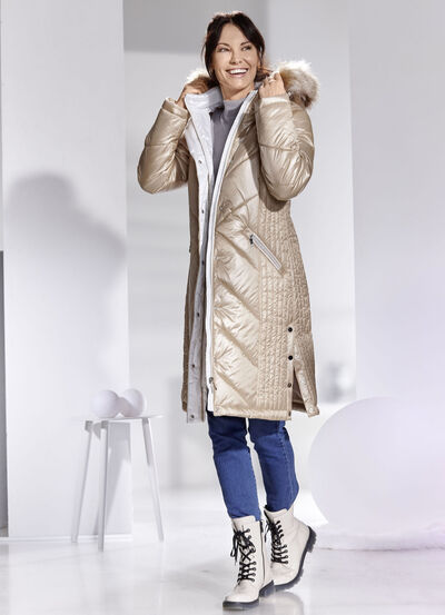 Jacka med avtagbar huva  Jacka med avtagbar huva