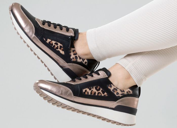 Caprice, trendiga damsneakers, vidd G, med uttagbar l&auml;dersula SVART-BRONS