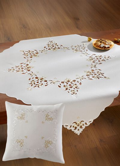 Duk med genomarbetade broderier 