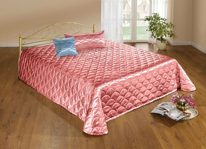 Elegant, gl&auml;nsande &ouml;verkast och &ouml;rngott med quiltning i skallook 