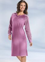 Nattlinne i frott&eacute;stretch, l&aring;nga &auml;rmar med knappsl&aring; och &auml;rmslut 