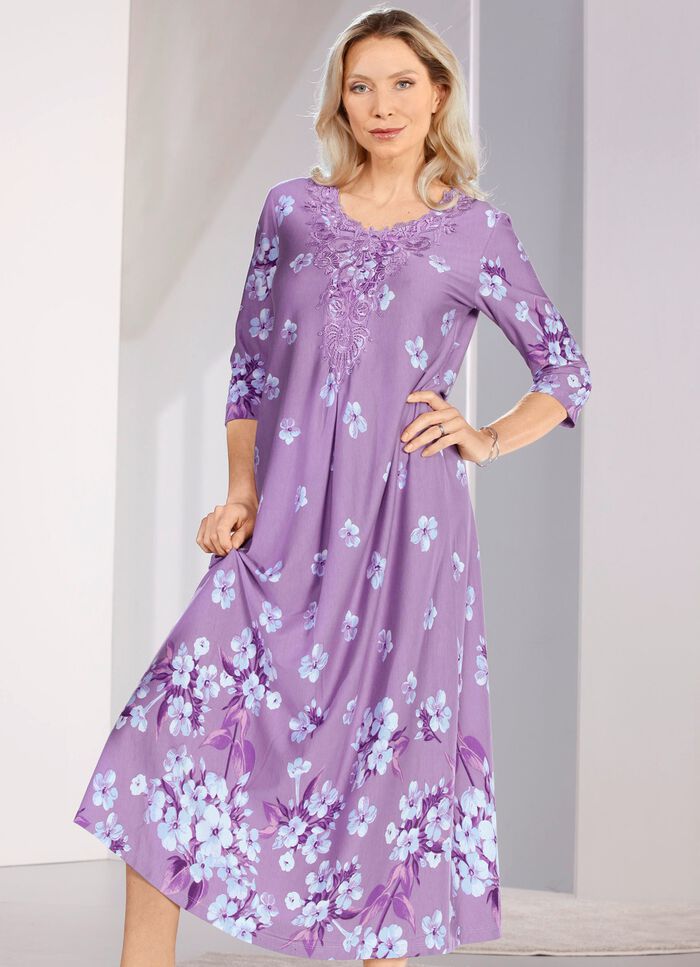 Nattlinne fr&aring;n "Laurina" med spetsmotiv vid halsringningen 