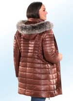 Kort kappa med detaljer i nappal&auml;derimitation 