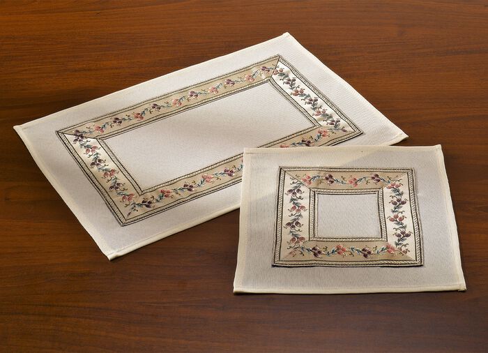 Snygg bords- och rumsdekoration med b&aring;rd runt om MOUSSERANDE VIN