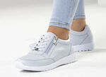 ELENA EDEN sneakers gjorda av fint skimrande, kornigt hjortnappaläder, 