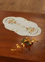 K&auml;rleksfullt broderad bords- och rumsdekoration MULTICOLOR