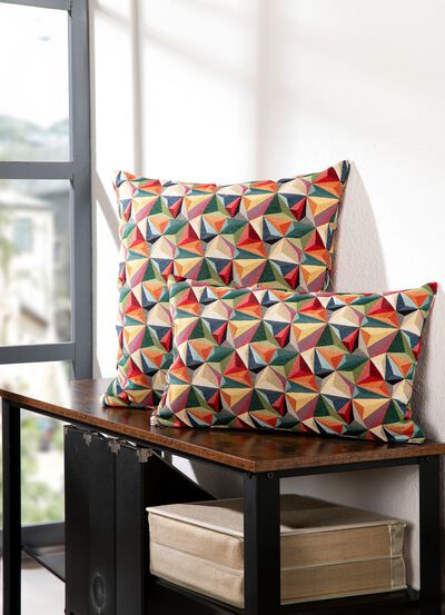 Modernt kuddfodral med trianglar i 3D-look 