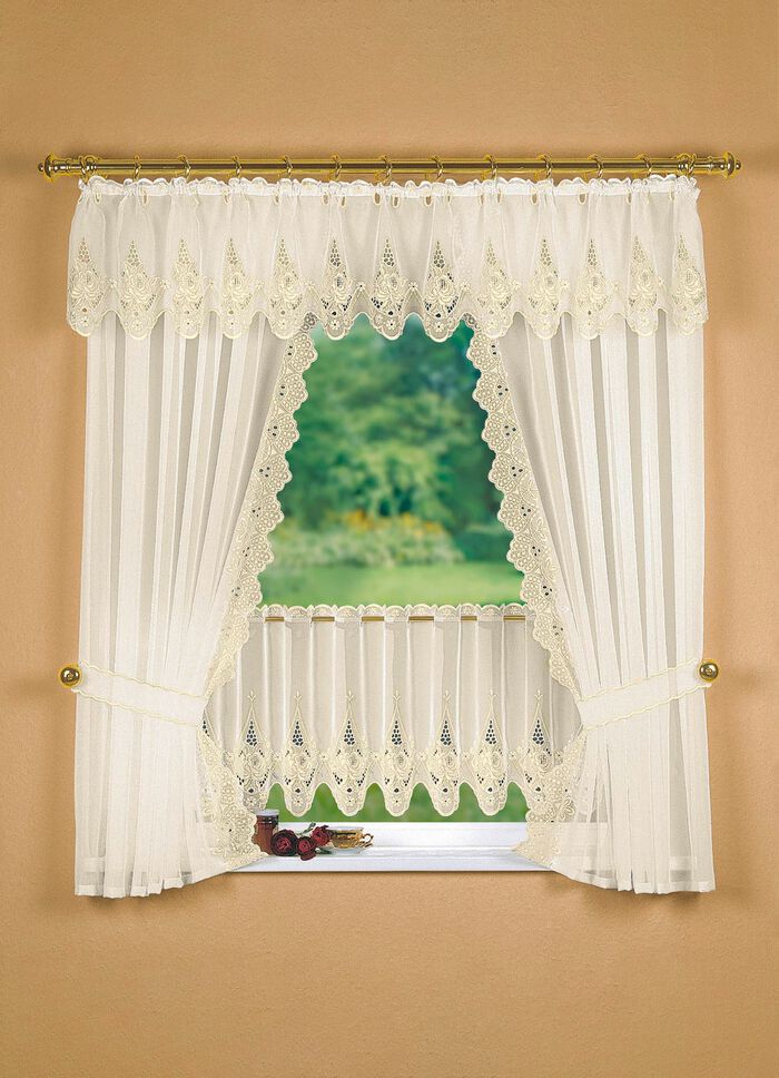 F&ouml;nsterdekoration med omsorgsfullt Plauener-broderi 