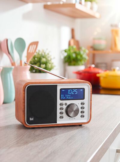 Dubbel DCR-51 digital radio i tr&auml;design 