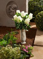 gravvas med arrangemang 